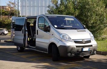 Parco auto Aeroporto Cagliari per Geremeas: Taxi Vivaro foto 2